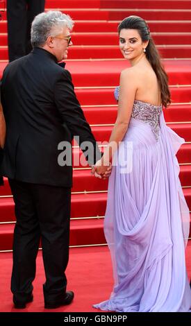 Penelope Cruz and Pedro Almodovar arriving for the official screening of Broken Embraces at the Palais de Festival during the 62nd Cannes Film Festival, France. Stock Photo
