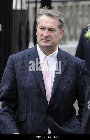 Robert McNulty court case. Detective Sergeant Robert McNulty (right ...