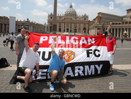 Soccer - UEFA Champions League - Final - Barcelona v Manchester United. Manchester United fans in Saint Peter's Square, Rome. Stock Photo