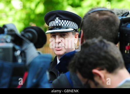 Superintendent Graham Hall speaks to the media at the scene in Shildon, County Durham where a man was shot last night. Stock Photo