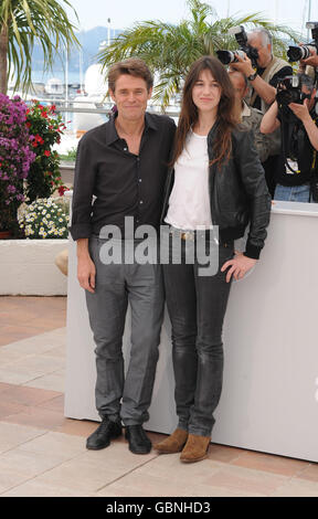 Willem Dafoe (left) and Charlotte Gainsbourg at a photocall for the film Antichrist, during the 62nd Cannes Film Festival, at the Palais de Festival in Cannes, France. Stock Photo