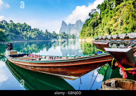 Long-tail boat & cabins on Cheow Lan Lake, Khao Sok National Park, Surat Thani Province, southern Thailand Stock Photo