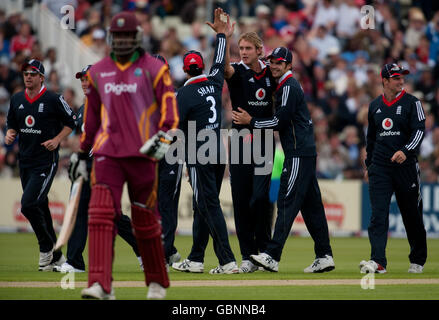 England's Stuart Broad celebrates with teammates after dismissing West Indian captain Chris Gayle during the Third One Day International at Edgbaston, Birmingham. Stock Photo