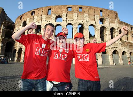 Soccer - UEFA Champions League - Final - Barcelona v Manchester United - Preview. Manchester United fans Nick Andrews (center) with sons Tom (left) and Phil (right) from North Wales outside of the Coliseum in Rome Stock Photo