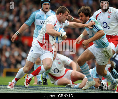 England's Mark Cueto holds off Argentina's Juan Martin Hernandez Stock Photo