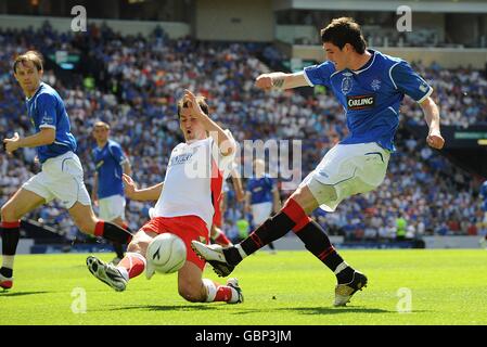 Falkirk's Jackie McNamara (centre) blocks a shot from Rangers' Kyle Lafferty (right) Stock Photo