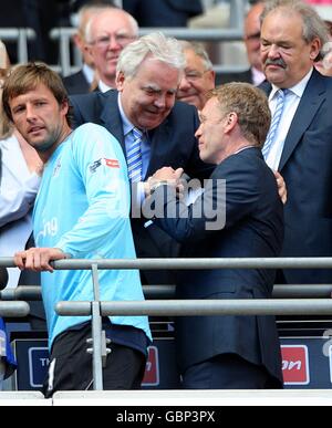 Soccer - FA Cup - Final - Chelsea v Everton - Wembley Stadium. Everton chairman Bill Kenwright gives manager David Moyes a handshake as he collects his losers medal Stock Photo