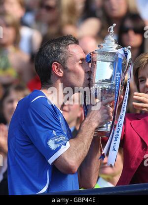 Rangers' David Weir celebrate by kissing the Homecoming Scottish Cup before lifting it Stock Photo