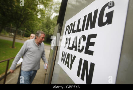 A man arrives at Broomhouse Community Hall in Glasgow, to vote in the European election. Stock Photo