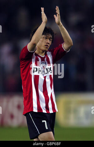 Soccer - UEFA Champions League - Third Qualifying Round - Second Leg - PSV Eindhoven v Red Star Belgrade. PSV Eindhoven's Ji-Sung Park applauds the crowd Stock Photo