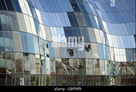 Window cleaners up high cleaning the Sage Music Centre in Gateshead, Newcastle, today. Stock Photo