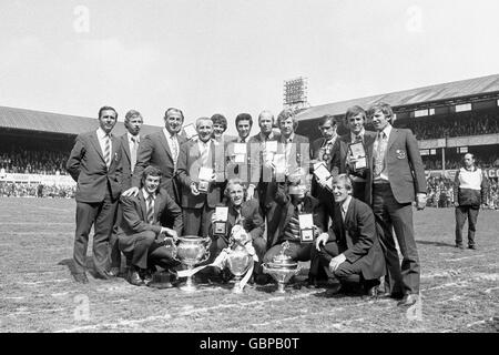 Derby County players show off their League Championship medals aas they pose with the trophies won by the club during the 1971-72 season: (back row, l-r) ?, John McGovern, physio Gordon Guthrie, trainer Jimmy Gordon, Ron Webster, John Robson, Terry Hennessey, Alan Hinton, John O'Hare, Colin Boulton, Alan Durban; (front row, l-r) Peter Daniel, Archie Gemmill, Kevin Hector, ?; (trophies, l-r) Central League, Football League Championship, Texaco Cup Stock Photo