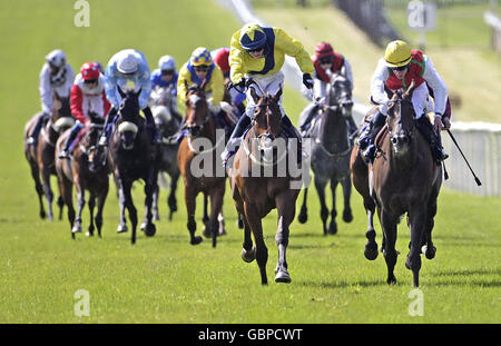 Philario ridden by Martin Lane (right) leads the field to go on to win the Boylepoker.com Handicap during the Boylesports.com Irish 2000 Guineas Day at Curragh Racecourse, Co. Kildare, Ireland. Stock Photo