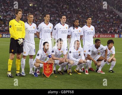 The Manchester United team line up. (Back row L-R) Edwin van der Sar, Nemanja Vidic, Rio Ferdinand, John O'Shea, Oliveira Anderson and Cristiano Ronaldo. (Front row L-R) Ryan Giggs, Michael Carrick, Wayne Rooney, Patrice Evra and Ji-Sung Park. Stock Photo