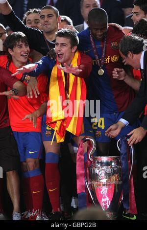 Soccer - UEFA Champions League - Final - Barcelona v Manchester United - Stadio Olimpico. Barcelona's Gerard Pique (centre) celebrates with the UEFA Champions League trophy. Stock Photo