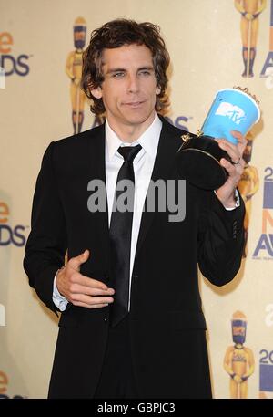 Ben Stiller with the MTV Generation Award at the MTV Movie Awards at the Gibson Amphitheatre, Universal City, Los Angeles. The 2009 MTV Movie Awards will premiere on MTV One on Monday June 1st at 9pm. Stock Photo