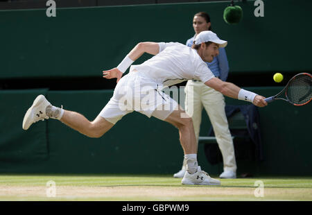 London, United Kingdom. 6 July, 2016.  The Wimbledon Tennis Championships 2016 held at The All England Lawn Tennis and Croquet Club, London, England, UK.    Andy Murray (GBR) [2] v Jo-Wilfried Tsonga (FRA) [12].  Gentlemen's Quarter-Finals, Centre Court. Credit:  Duncan Grove/Alamy Live News Stock Photo