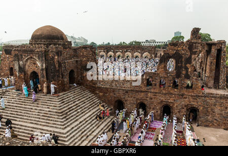 New Delhi, India. 7 July, 2016. Musllims offering prayers on the morning of Eid -al Fitr at Feroz Shah Kotla fort Credit:  Abhishek Bali/Alamy Live News Stock Photo