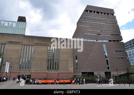 London, UK. 25th June, 2016. New Tate Modern building by Swiss duo Herzog & de Meuron that was opened on 17 June 2016 is pictured in London, Britain, June 25, 2016. © Stanislav Mundil/CTK Photo/Alamy Live News Stock Photo