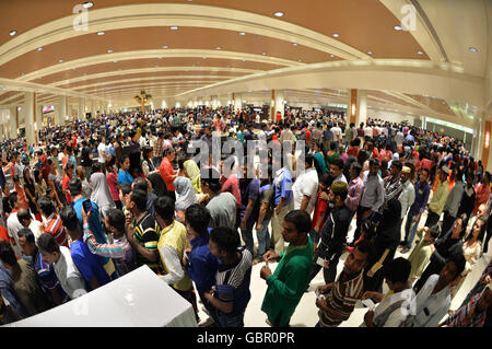 (160707) -- BANDAR SERI BEGAWAN, July 7, 2016 (Xinhua) -- Bruneians and foreigners in Brunei queue up for free buffet during Hari Raya Aidil Fitri open house celebration at the Istana Nurul Iman palace in Bandar Seri Begawan, Brunei, July 7, 2016. The Istana Nurul Iman palace, the residence of Brunei's Sultan Haji Hassanal Bolkiah, opens to the public from July 7 to July 9. The Sultan, along with other members of the royal family, will celebrate the annual Muslim festival of Hari Raya Aidil Fitri with Bruneians and foreigners at the palace, providing every visitor with free buffet and souvenir Stock Photo