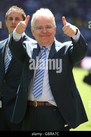 Soccer - FA Cup - Final - Chelsea v Everton - Wembley Stadium. Everton chairman Bill Kenwright gives the thumbs up prior to kick off Stock Photo