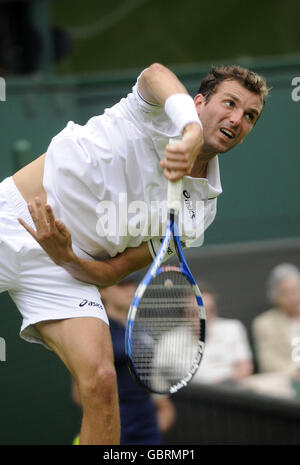 France's Julien Benneteau in action during the 2009 Wimbledon Championships at the All England Lawn Tennis and Croquet Club, Wimbledon, London. Stock Photo