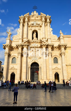Duomo (cathedral) in Piazza Duomo, Ortygia, Syracuse, Sicily, Italy Stock Photo