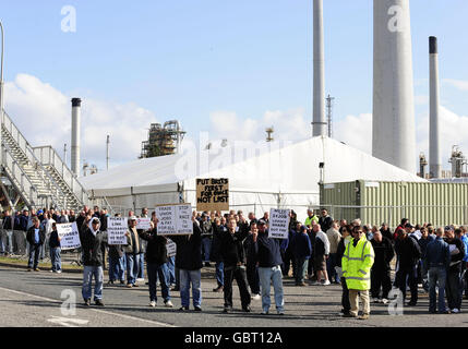 Workers picket the Total Lindsey Oil Refinery at Killingholme where almost 900 workers were sacked after unofficial strikes at the terminal, the plant's owner Total confirmed. Stock Photo