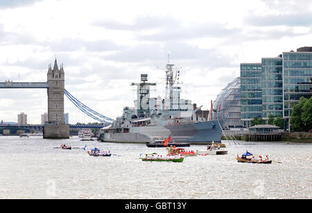 A man and woman dressed as King Henry VIII and his queen sail up the river Thames on the Royal Shallop Jubilant, accompanied by an entourage of Tudor courtiers and musicians, London. Stock Photo