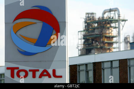 General view of the Total Oil Refinery in Immingham, near Grimsby. The owner of the oil refinery, where hundreds of workers have walked out in a dispute over jobs, said today that it was 'actively encouraging' talks between contractors and the unions. Stock Photo