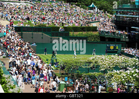 Corwds gather on Murray Mount as play commences on Court 19 during the 2009 Wimbledon Championships at the All England Lawn Tennis and Croquet Club, Wimbledon, London. Stock Photo