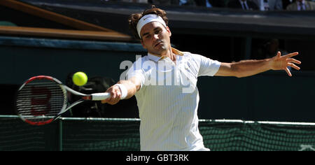 Switzerland's Roger Federer in action during the 2009 Wimbledon Championships at the All England Lawn Tennis and Croquet Club, Wimbledon, London. Stock Photo