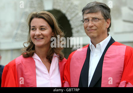 Founder of The Microsoft Corporation Bill Gates with his wife Melinda Gates at the Senate House at Cambridge University, after being made an honorary Doctor of Law during a ceremony at the University. Gates broke with tradition when he collected his degree in an open-necked shirt. Stock Photo