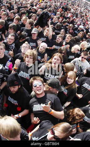 440 Festival goers join the Blackout to help break the Guinness World Record for the most people playing air guitar at one time to promote EA videogame Brutal Legend a heavy metal inspired game staring Jack Black at the Download Festival, Donnington. Stock Photo