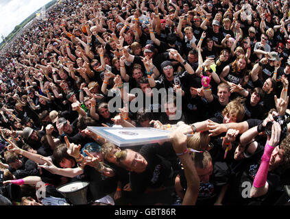440 Festival goers join the Blackout to help break the Guinness World Record for the most people playing air guitar at one time to promote EA videogame Brutal Legend a heavy metal inspired game staring Jack Black at the Download Festival, Donnington. Stock Photo