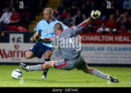 Soccer - FA Barclays Premiership - Charlton Athletic v Southampton. Charlton Athletic's goalkeeper Dean Kiely spreads himself to block Southampton's Kevin Phillips from scoring Stock Photo