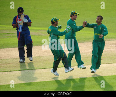 South Africa's (left to right) Mark Boucher, AB de Villiers and JP Duminy celebrate the wicket of India's Ishant Sharma during the ICC World Twenty20 Super Eights match at Trent Bridge, Nottingham. Stock Photo