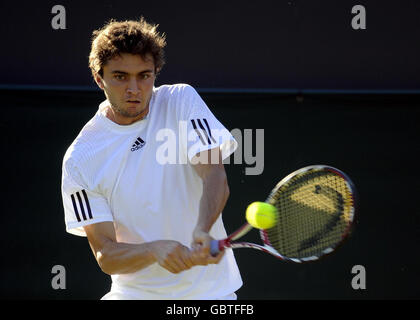 France's Gilles Simon in action against USA's Bobby Reynolds during the 2009 Wimbledon Championships at the All England Lawn Tennis and Croquet Club, Wimbledon, London. Stock Photo