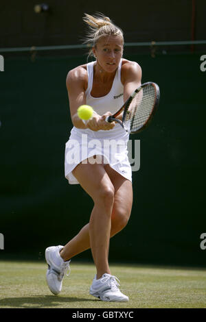 France's Pauline Parmentier in action against Russia's Svetlana Kuznetsova during the Wimbledon Championships 2009 at the All England Tennis Club Stock Photo