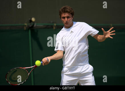 France's Gilles Simon in action against Brazil's Thiago Alves during the Wimbledon Championships 2009 at the All England Tennis Club Stock Photo