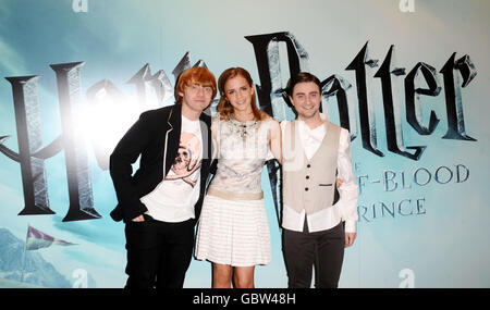 (from left to right) Rupert Grint, Emma Watson and Daniel Radcliffe are seen at a photocall to launch new film Harry Potter and the Half-Blood Prince, at Claridges Hotel in central London. Stock Photo