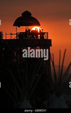 Glastonbury Festival 2009 - Day One. A view of the sun setting over the 2009 Glastonbury Festival at Worthy Farm in Pilton, Somerset. Stock Photo