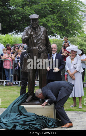 Dickie Bird statue. Former test cricket umpire Dickie Bird kisses his boots on the statue of himself, unveiled in his home town of Barnsley. Stock Photo