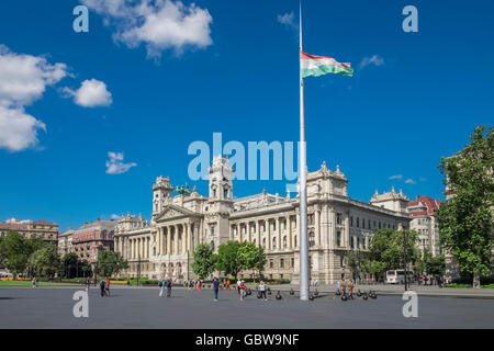 Exterior of the Ethnographic Museum with Hungarian flag in foreground (Néprajzi Múzeum), Kossuth Square, Budapest, Hungary Stock Photo