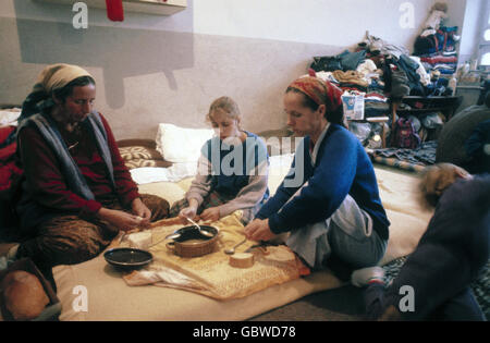 events, Bosnian War 1992 - 1995, refugees from villages around Sarajevo in Posusje, Bosnia, 15.12.1992, Yugoslavia, Yugoslav Wars, Balkans, conflict, people, misery, Bosnia-Herzegovina, Bosnia - Herzegovina, 1990s, 90s, 20th century, historic, historical, Additional-Rights-Clearences-Not Available Stock Photo