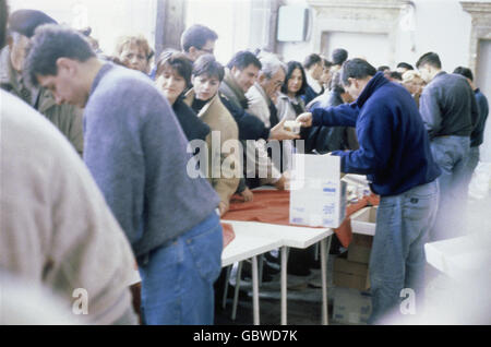 Croatian War of Independence 1991 - 1995,people in the Palace of Diocletian getting food,Split,21.12.1992,Croatia,Hrvatska,Yugoslavia,Yugoslav War,civil war,war of independence,wars of independence,fugitive,fugitives,booth,supply,public supplies,distribution,Diocletian,palace,palaces,castle,castles,war,wars,crisis,crises,hardship,hardships,misery,Balkan War,Great Eastern Crisis,politics,policy,wait,waiting,the Balkans,Balkan Peninsula,Southeastern Europe,Southeast Europe,Eastern Europe,Europe,1990s,90s,20th century,cr,Additional-Rights-Clearences-Not Available Stock Photo