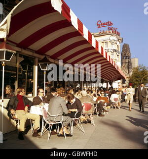 geography / travel, Germany, Berlin, gastronomy, cafe Kranzler, guests sitting in the cafe Kranzler, Kurfuerstendamm, 1960s, Additional-Rights-Clearences-Not Available Stock Photo