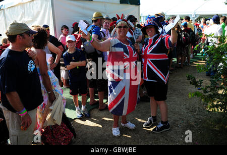 Tennis - 2009 Wimbledon Championships - Day Seven - The All England Lawn Tennis and Croquet Club. Fans queue for the 2009 Wimbledon Championships at the All England Lawn Tennis and Croquet Club, Wimbledon, London. Stock Photo