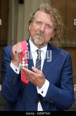 Former Led Zeppelin frontman Robert Plant with his CBE which he received from the Prince of Wales during the investiture ceremony at Buckingham Palace. Stock Photo