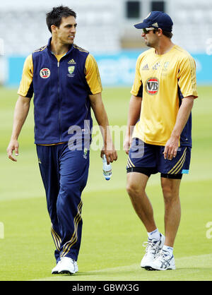 Cricket - The Ashes 2009 - npower Second Test - England v Australia - Australia Nets - Lord's. Australia's Mitchell Johnson (left) and Ben Hilfenhaus during the nets session at Lord's, London. Stock Photo